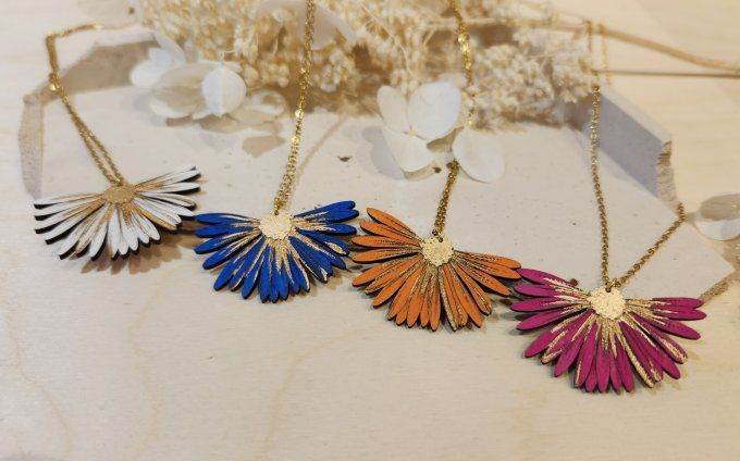 Collier avec modules bois peint marguerite